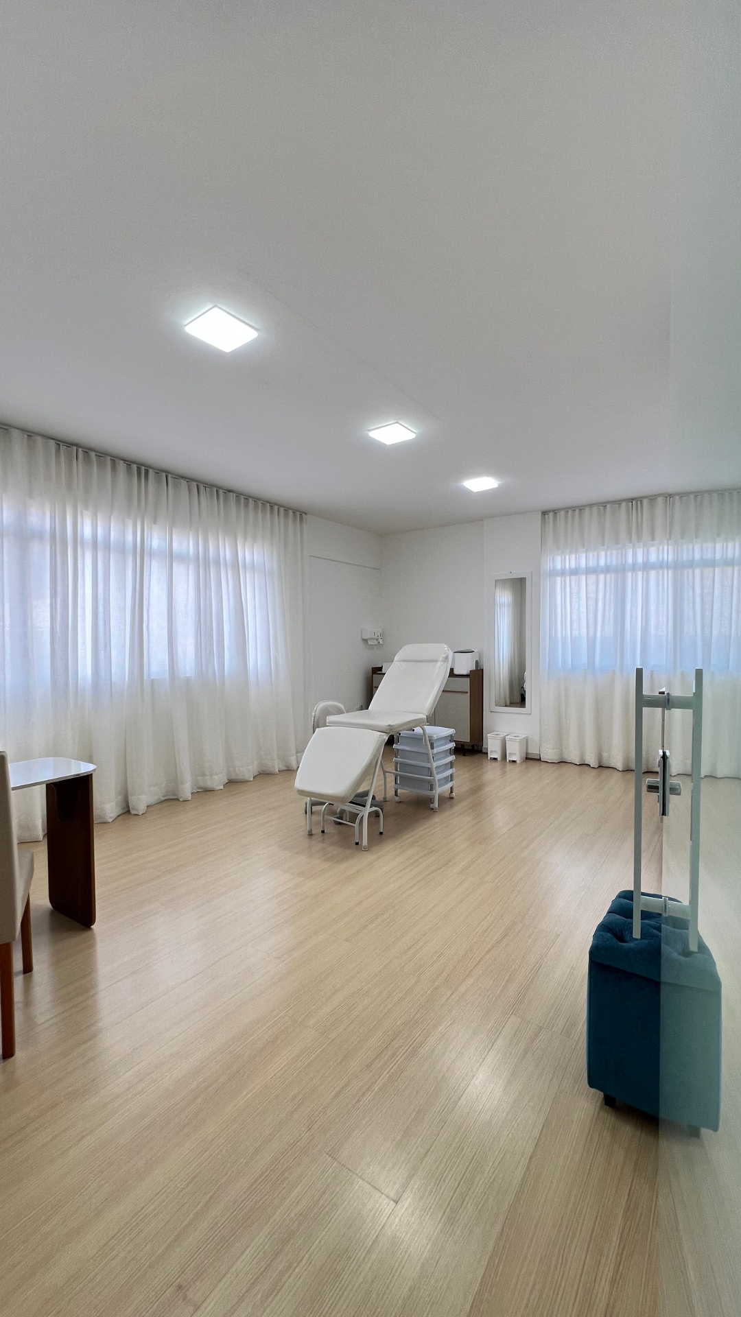 Sala ampla com cadeira de procedimentos