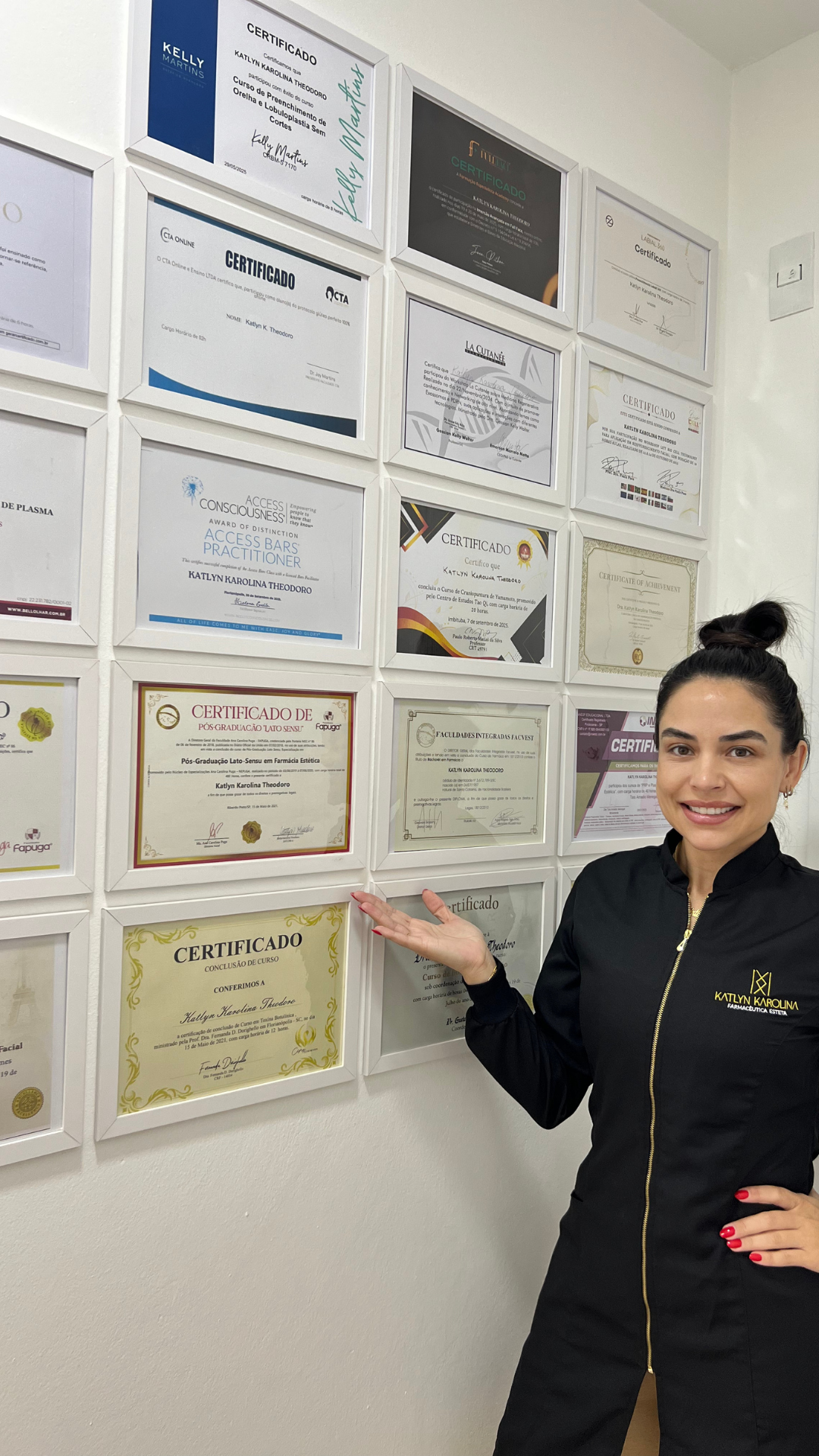 Katlyn Karolina mostrando seus certificados e diplomas